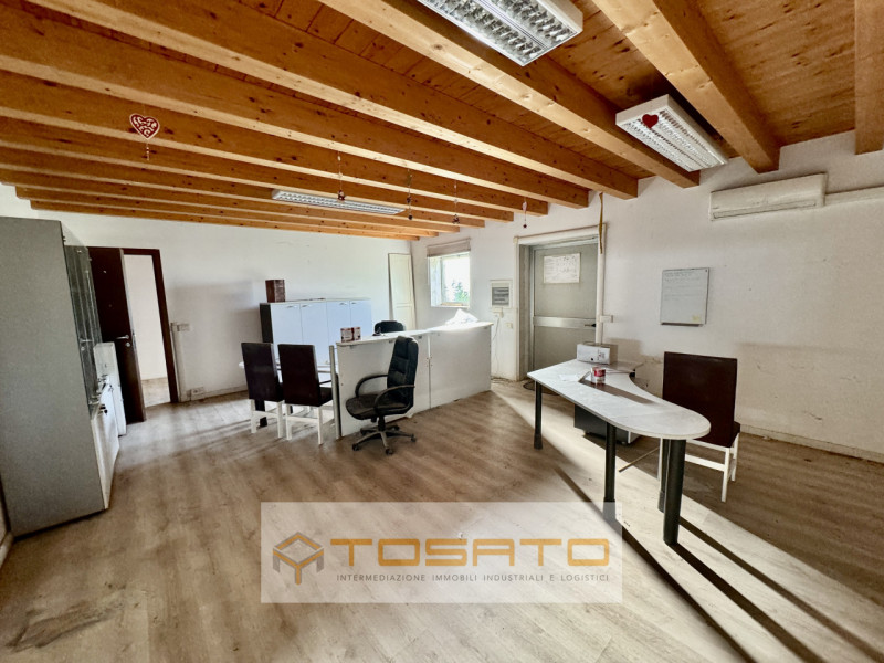 Immagine 8 di Capannone industriale in affitto  a Roverchiara