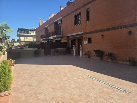 Immagine 1 di Villa in vendita  in via alfonso gallo a Roma