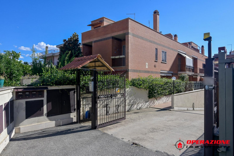 Immagine 2 di Villa in vendita  in via alfonso gallo a Roma