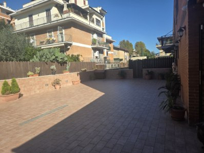 Immagine 4 di Villa in vendita  in via alfonso gallo a Roma