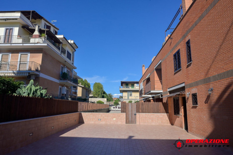 Immagine 68 di Villa in vendita  in via alfonso gallo a Roma