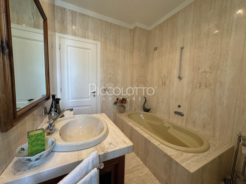 Immagine 12 di Villa in vendita  in via Meucci a Salzano