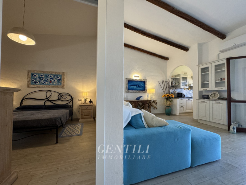 Immagine 11 di Villetta a schiera in vendita  a Arzachena