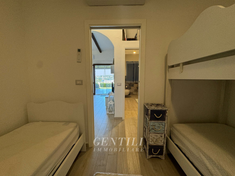 Immagine 19 di Villetta a schiera in vendita  a Arzachena