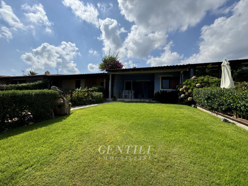 Immagine 33 di Villetta a schiera in vendita  a Arzachena