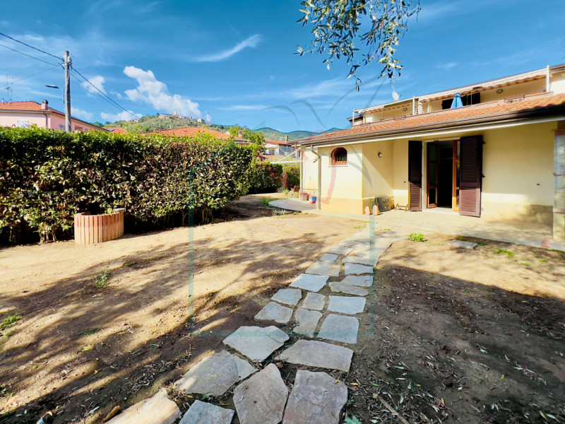 Immagine 1 di Villetta a schiera in vendita  in via mulino del piano a Castelnuovo Magra