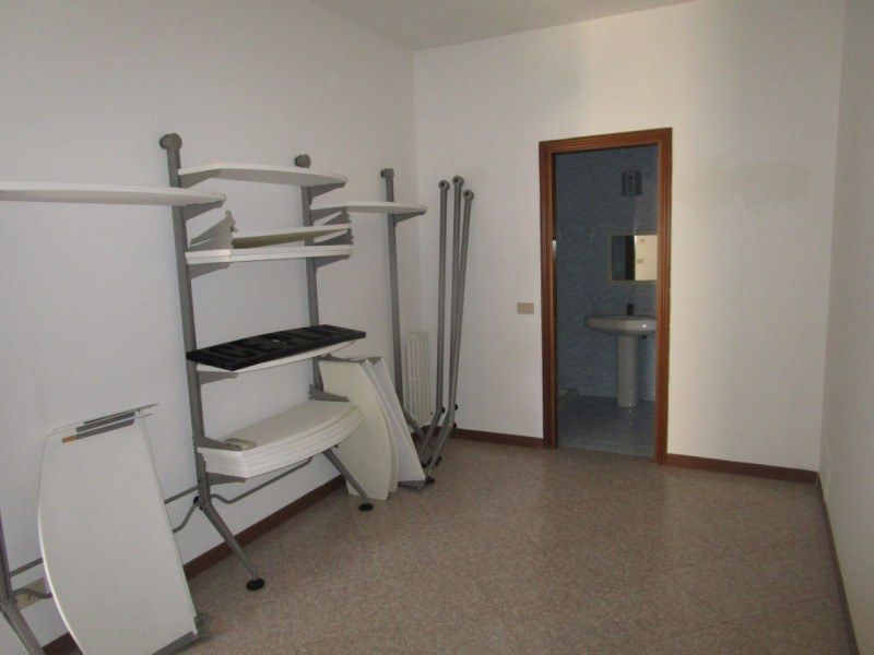 Immagine 7 di Ufficio in affitto  a Stra