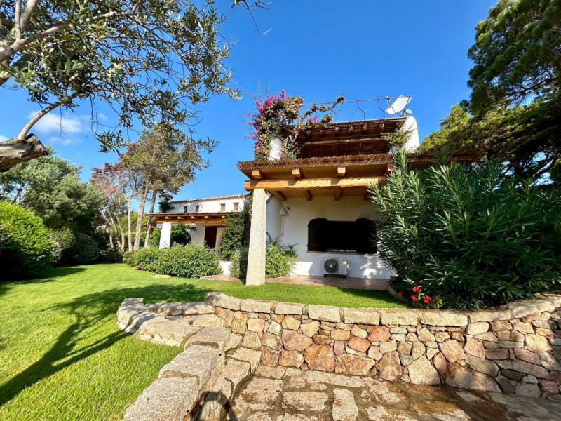 Immagine 2 di Villa in vendita  in via del timone a Arzachena