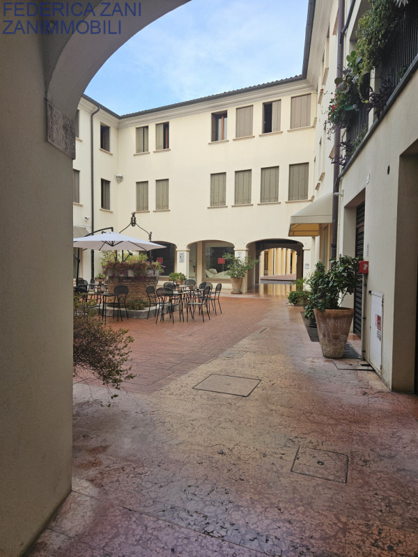 Immagine 4 di Negozio in affitto  a Castelfranco Veneto