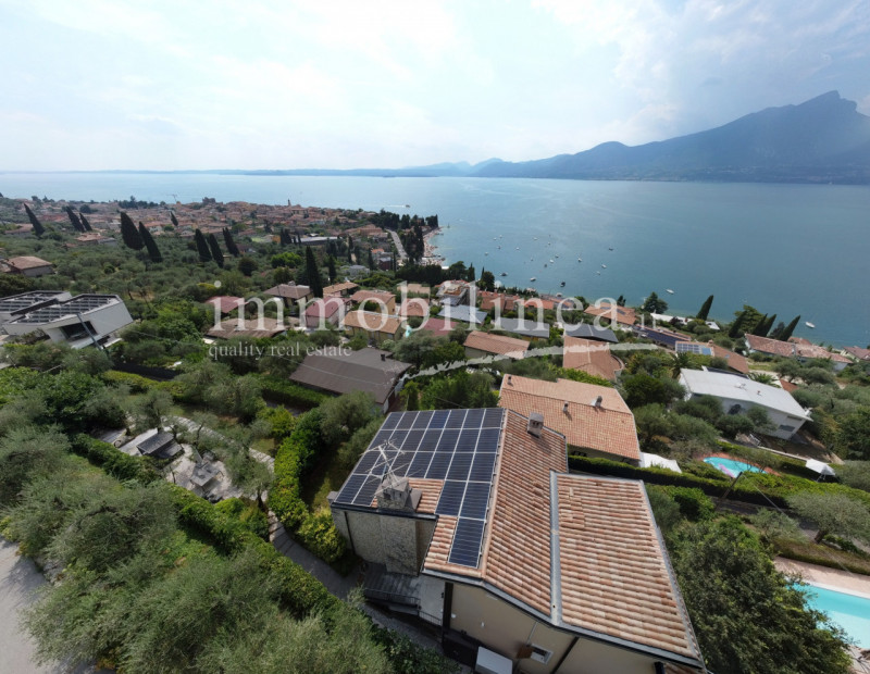 Immagine 1 di Attico in vendita  in Via Cesare Lombroso 17 a Torri Del Benaco