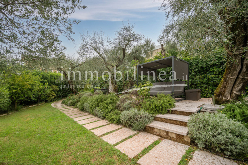 Immagine 11 di Attico in vendita  in Via Cesare Lombroso 17 a Torri Del Benaco