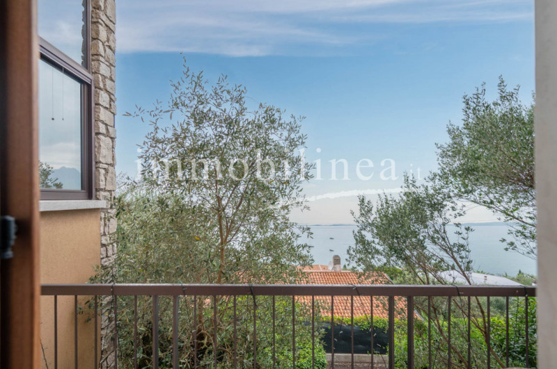 Immagine 13 di Attico in vendita  in Via Cesare Lombroso 17 a Torri Del Benaco