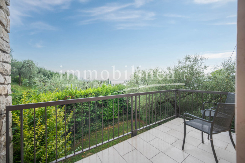 Immagine 14 di Attico in vendita  in Via Cesare Lombroso 17 a Torri Del Benaco