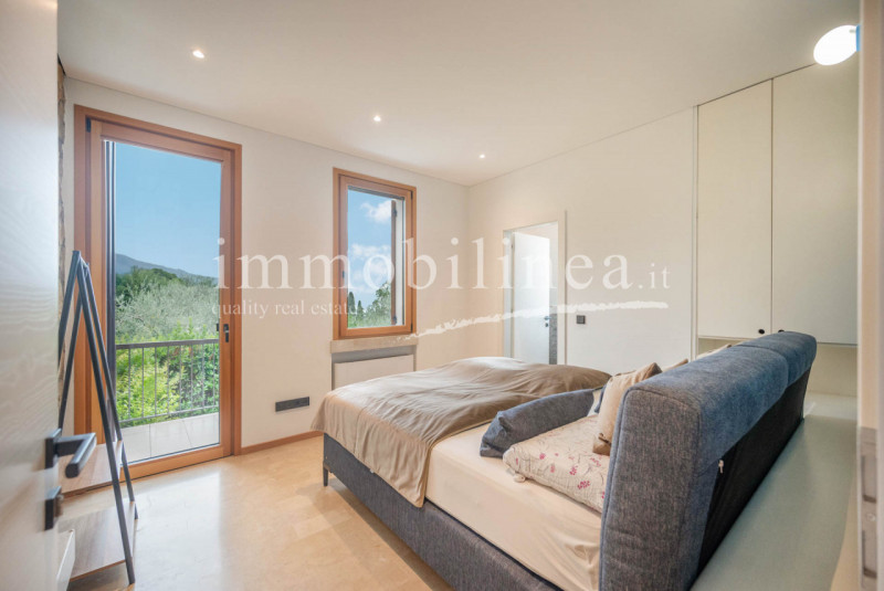 Immagine 17 di Attico in vendita  in Via Cesare Lombroso 17 a Torri Del Benaco