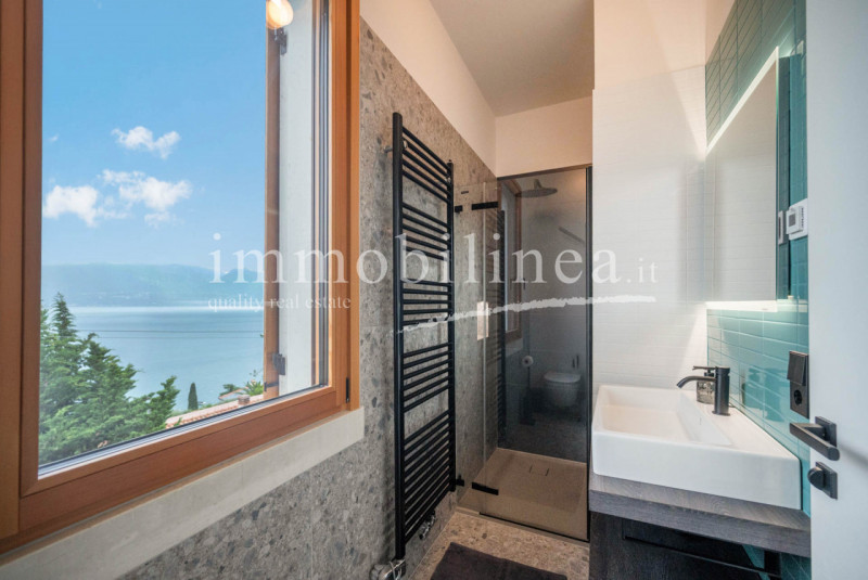 Immagine 20 di Attico in vendita  in Via Cesare Lombroso 17 a Torri Del Benaco