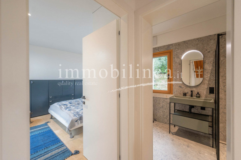 Immagine 22 di Attico in vendita  in Via Cesare Lombroso 17 a Torri Del Benaco