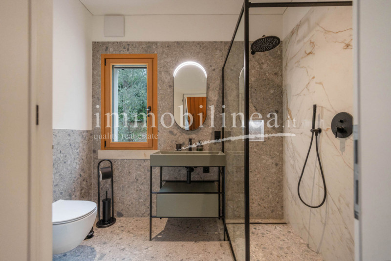 Immagine 36 di Attico in vendita  in Via Cesare Lombroso 17 a Torri Del Benaco