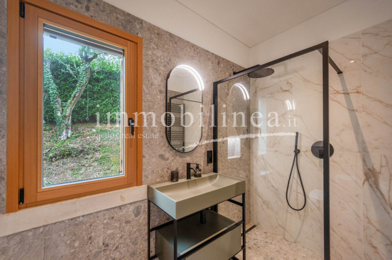 Immagine 37 di Attico in vendita  in Via Cesare Lombroso 17 a Torri Del Benaco