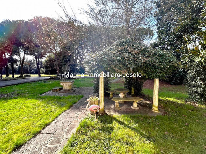 Immagine 2 di Villa in vendita  a Jesolo