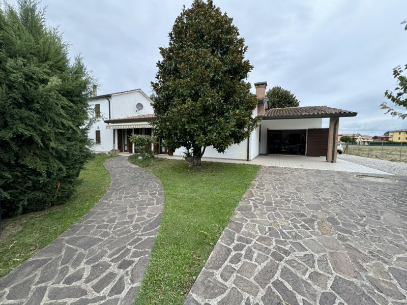 Immagine 1 di Casa bifamiliare in vendita  in VIA BOSCO a Borgo Veneto