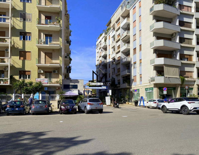 Immagine 1 di Magazzino in vendita  a Palermo