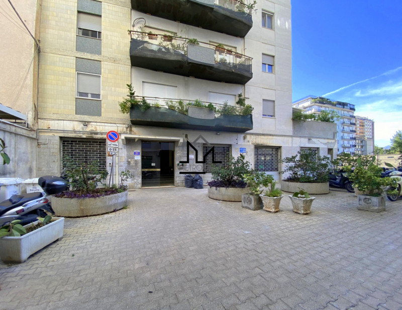 Immagine 2 di Magazzino in vendita  a Palermo