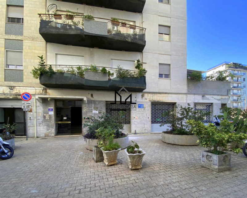 Immagine 3 di Magazzino in vendita  a Palermo