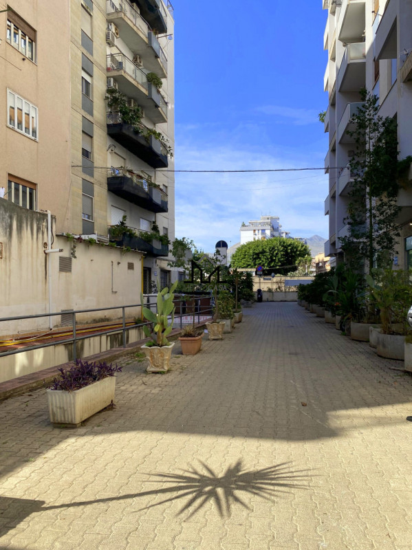 Immagine 4 di Magazzino in vendita  a Palermo