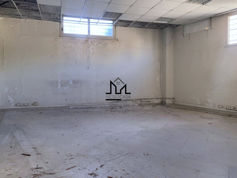 Immagine 12 di Magazzino in vendita  a Palermo