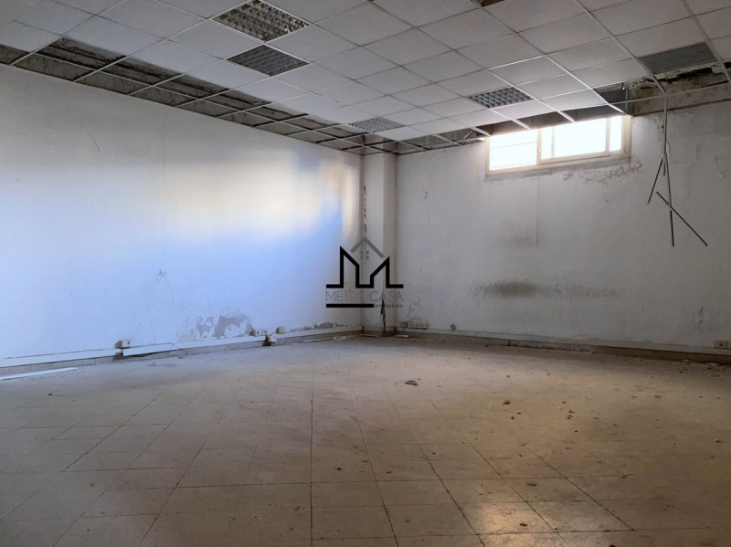 Immagine 13 di Magazzino in vendita  a Palermo
