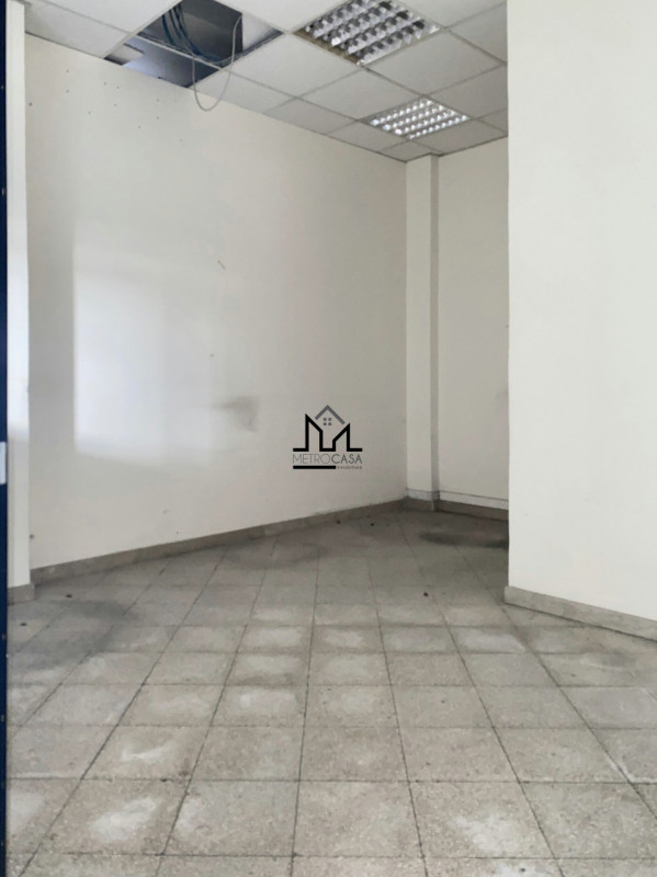 Immagine 19 di Magazzino in vendita  a Palermo