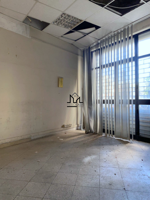 Immagine 21 di Magazzino in vendita  a Palermo
