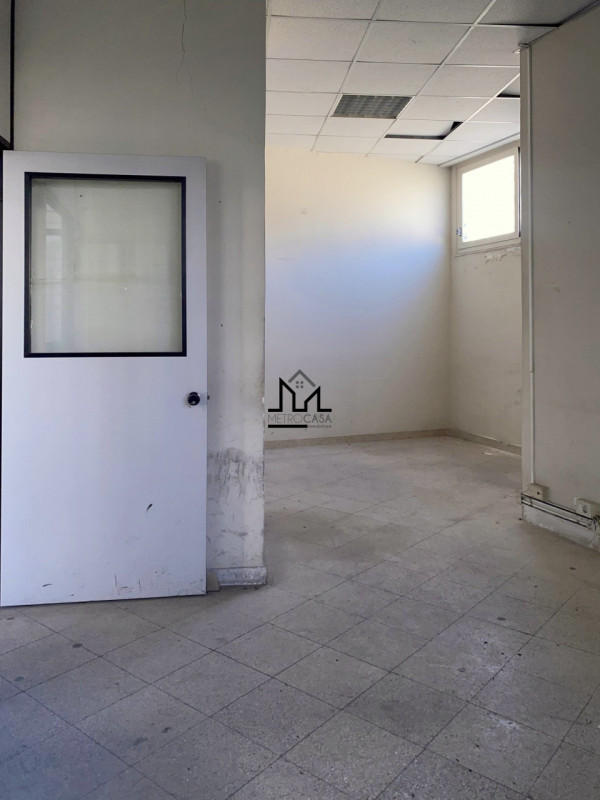 Immagine 22 di Magazzino in vendita  a Palermo