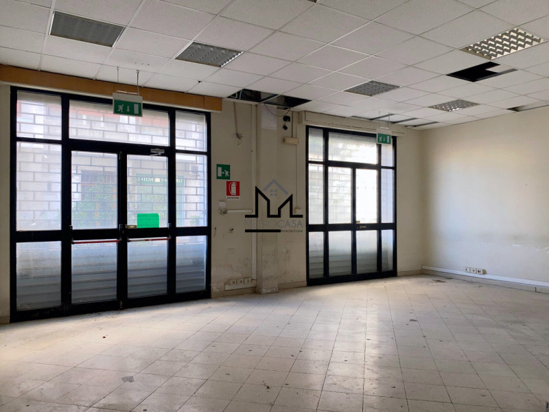 Immagine 24 di Magazzino in vendita  a Palermo