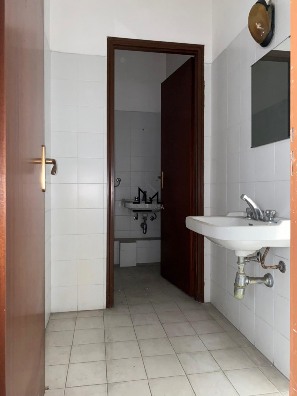 Immagine 25 di Magazzino in vendita  a Palermo