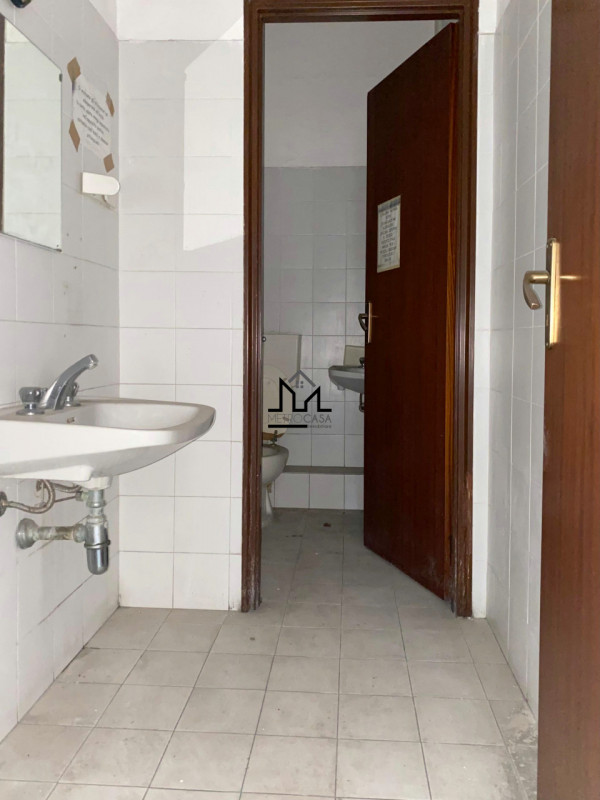 Immagine 26 di Magazzino in vendita  a Palermo