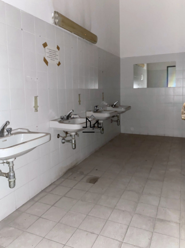 Immagine 28 di Magazzino in vendita  a Palermo