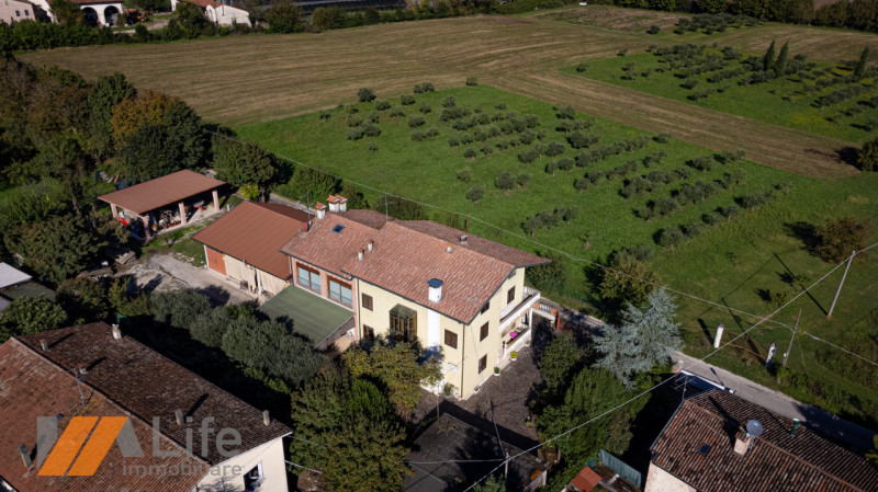 Immagine 5 di Casa bifamiliare in vendita  in Strada della Pergoletta a Vicenza