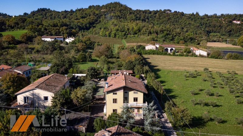 Immagine 7 di Casa bifamiliare in vendita  in Strada della Pergoletta a Vicenza