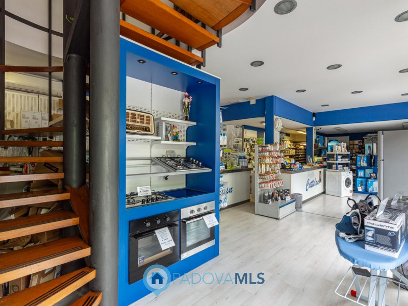 Immagine 2 di Negozio in vendita  a Padova