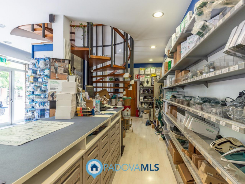 Immagine 3 di Negozio in vendita  a Padova