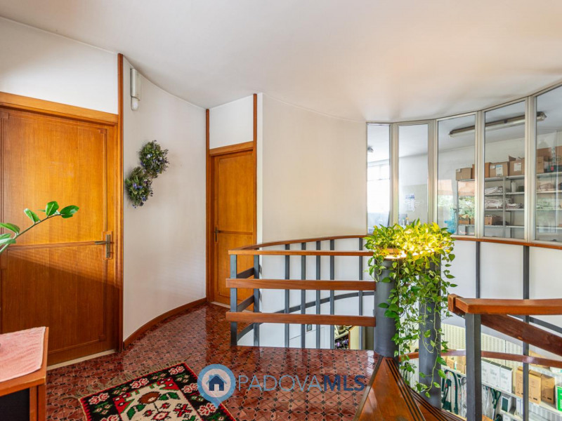 Immagine 4 di Negozio in vendita  a Padova