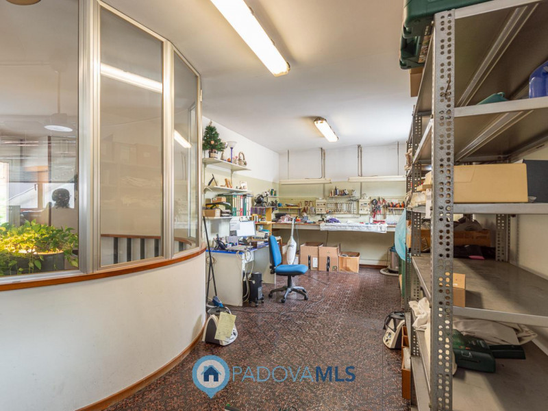 Immagine 5 di Negozio in vendita  a Padova