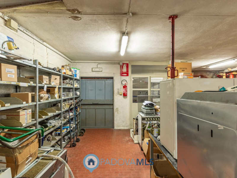 Immagine 7 di Negozio in vendita  a Padova