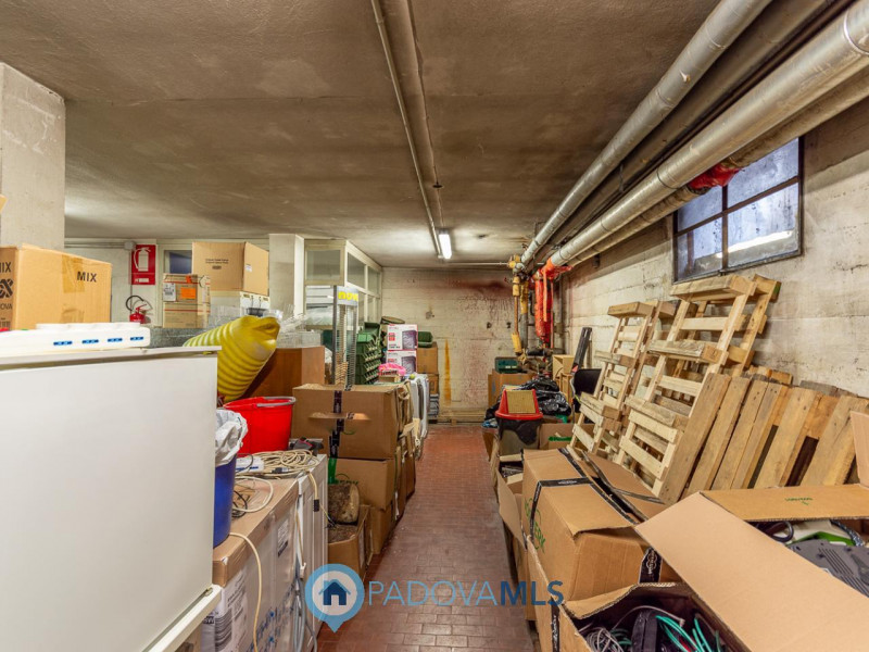Immagine 8 di Negozio in vendita  a Padova
