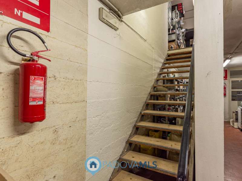 Immagine 9 di Negozio in vendita  a Padova