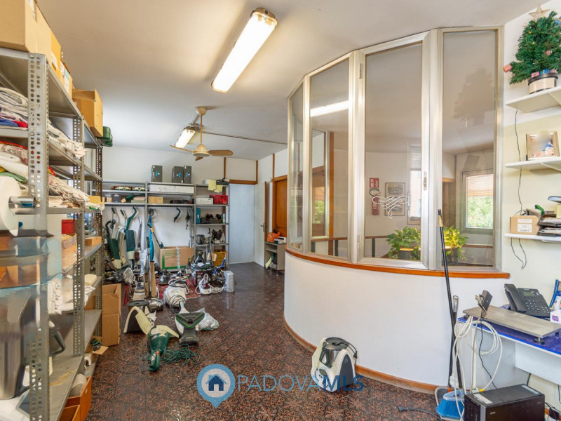 Immagine 10 di Negozio in vendita  a Padova