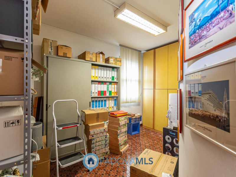 Immagine 12 di Negozio in vendita  a Padova