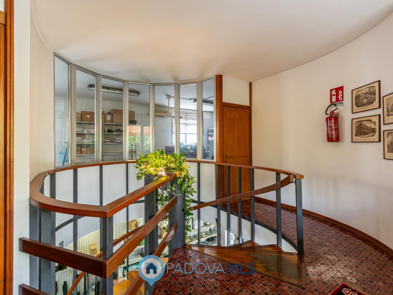 Immagine 13 di Negozio in vendita  a Padova