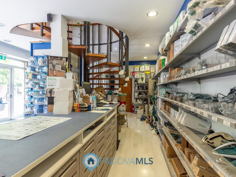 Immagine 14 di Negozio in vendita  a Padova